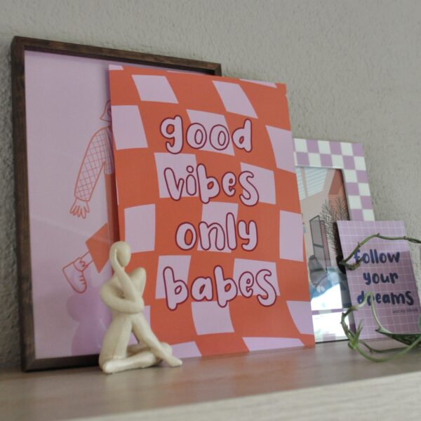 Poster in A4 formaat met roze en oranje geruiten achtergrond en een roze tekst waar staat 'good vibes only babes'