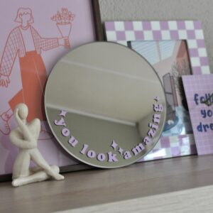 Ronde spiegel met de tekst 'you look amazing' in lila vinyl