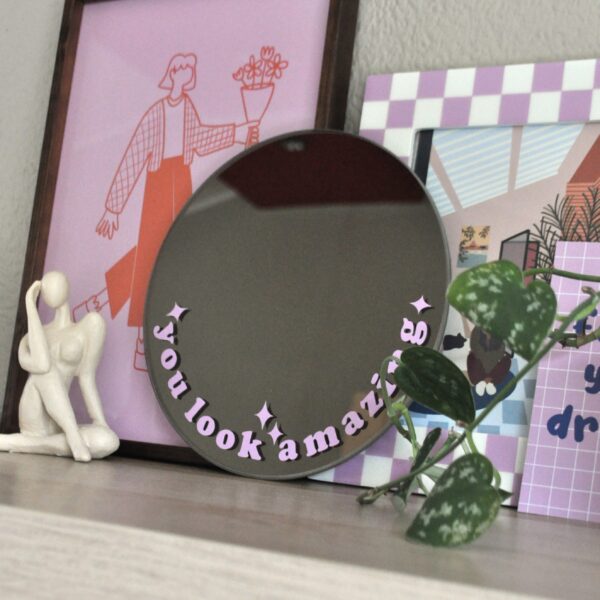 Ronde spiegel met de tekst 'you look amazing' in lila vinyl