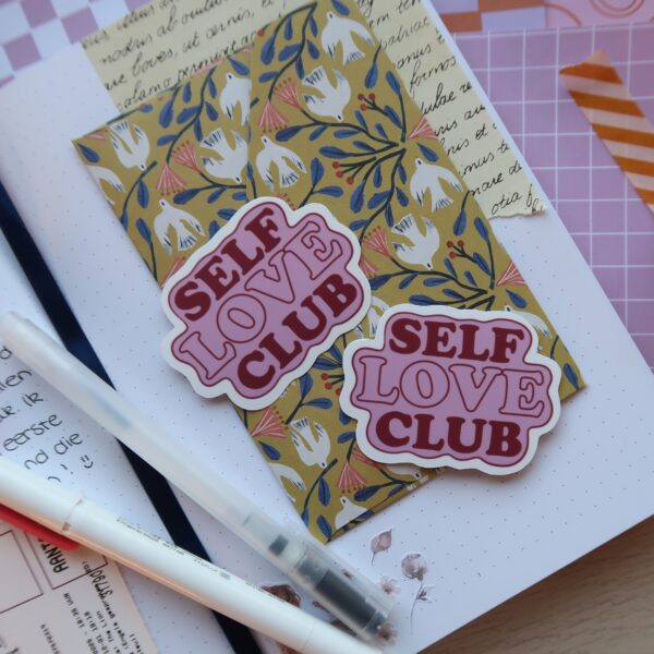 losse sticker in roze en rood met de tekst self love club