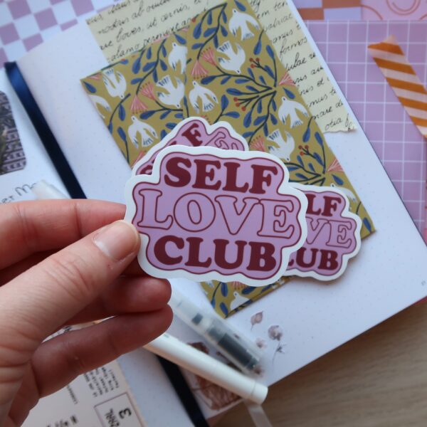 losse sticker in roze en rood met de tekst self love club