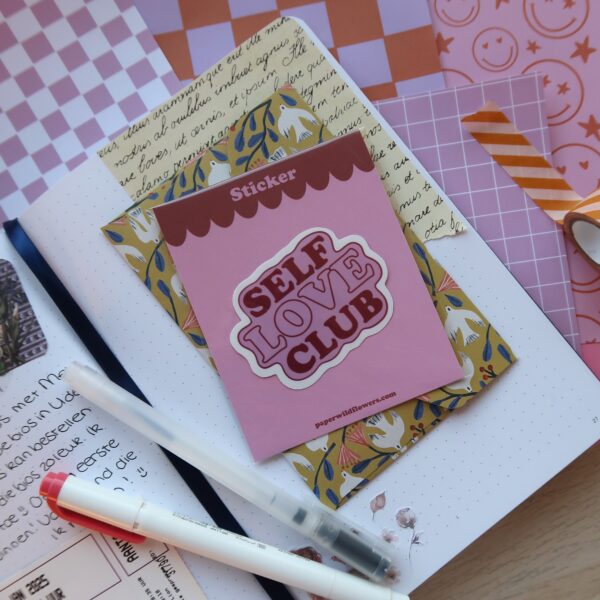 losse sticker in roze en rood met de tekst self love club